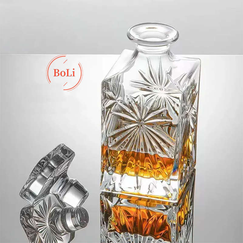 Customized Elegant and Durable Square 25 oz Whiskey Bottle with Glass Stopper